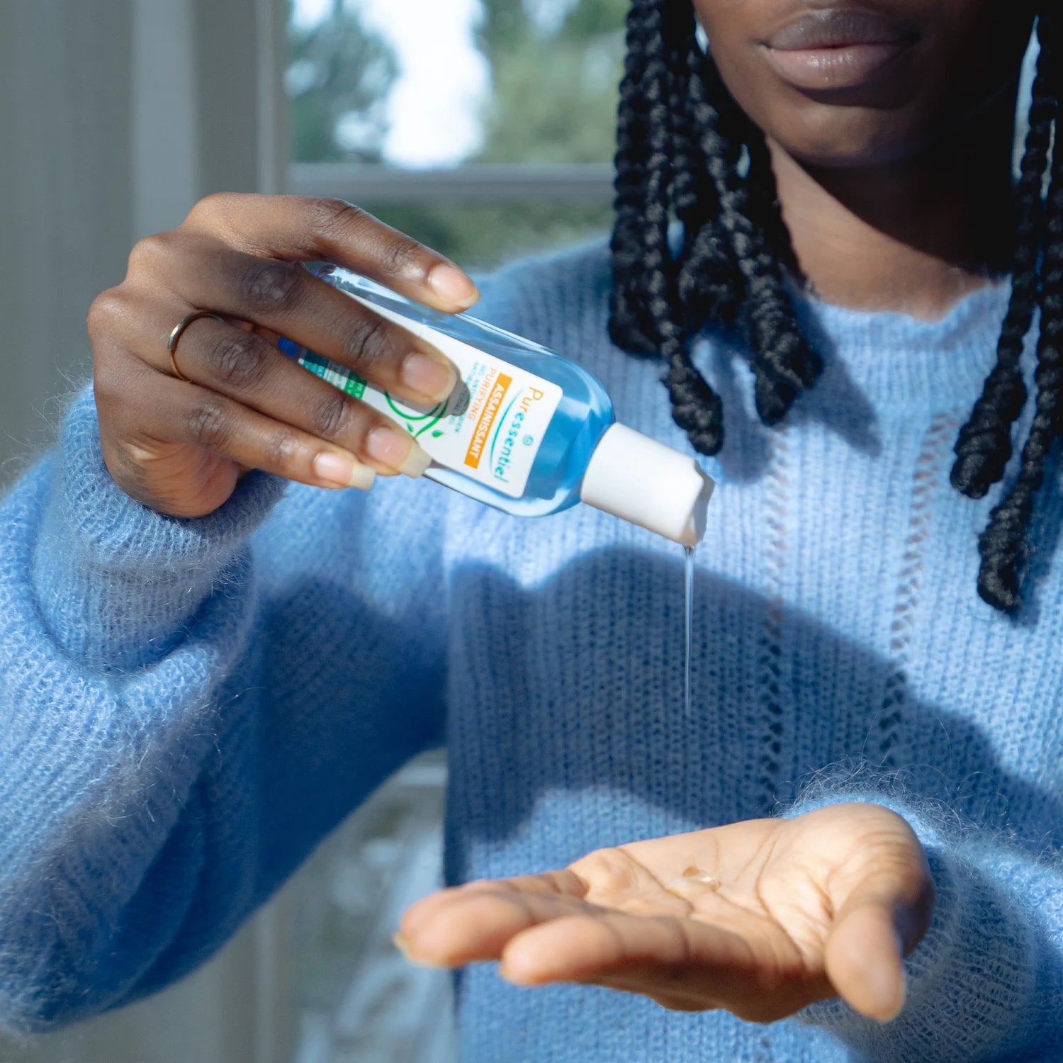 Hand rubbing Puressentiel gel for cleansing.